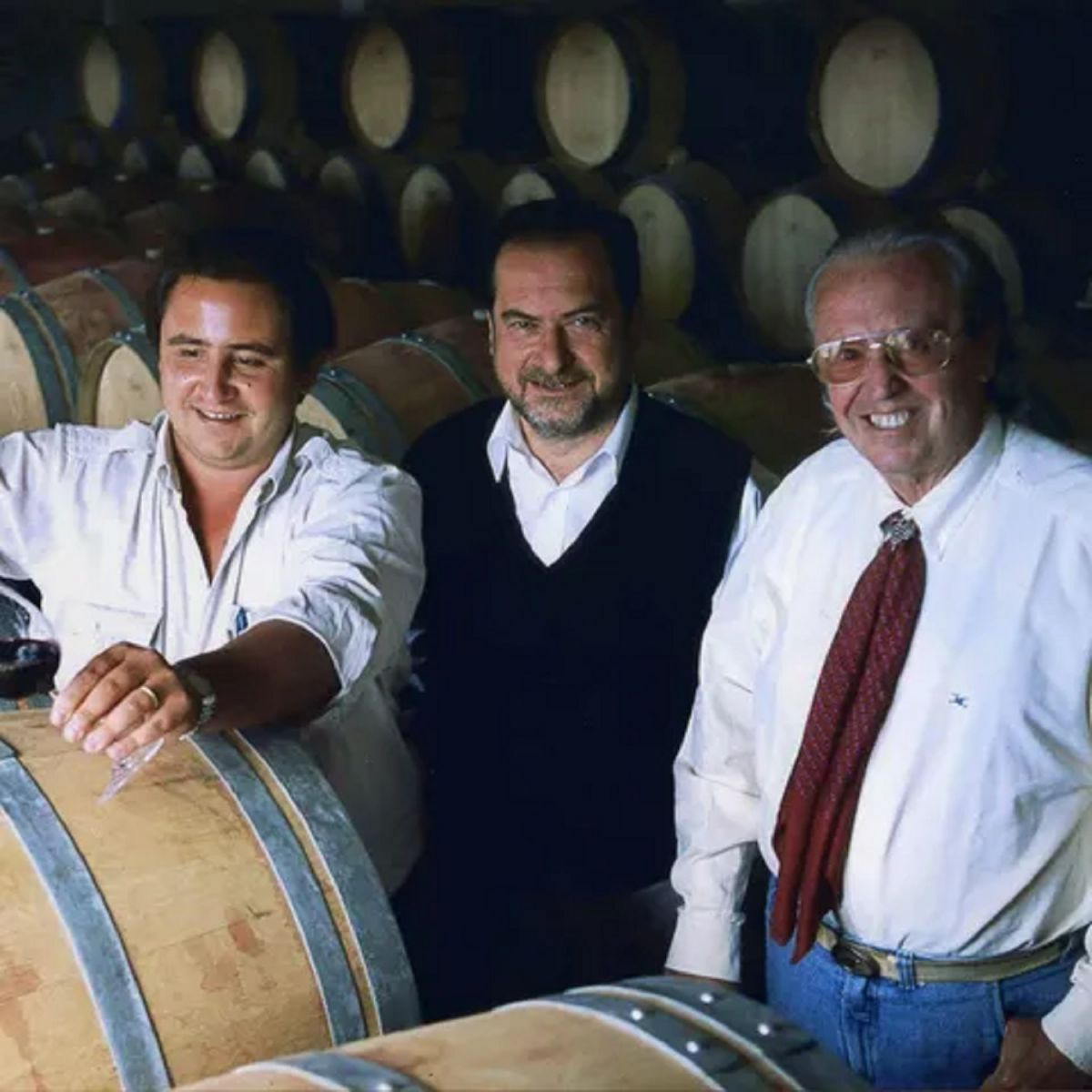 OTROS TIEMPOS. Pablo Etchart (izquierda), junto Michel Rolland (medio) y Arnaldo Etchart (derecha).