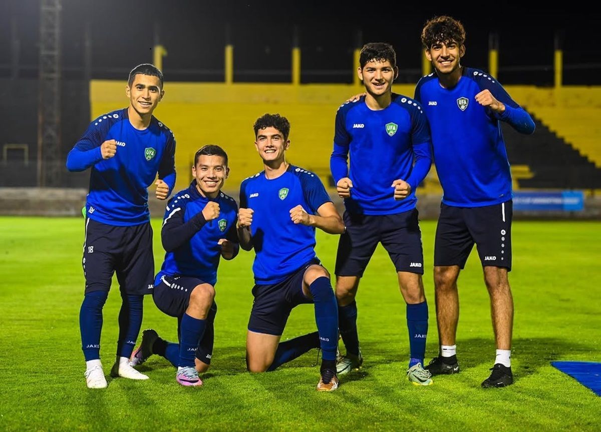 SEMILLA. Parte de la actual selección uzbeka durante el Mundial Sub-20 de Argentina 2023, en el estadio Mitre de Santiago del Estero.
