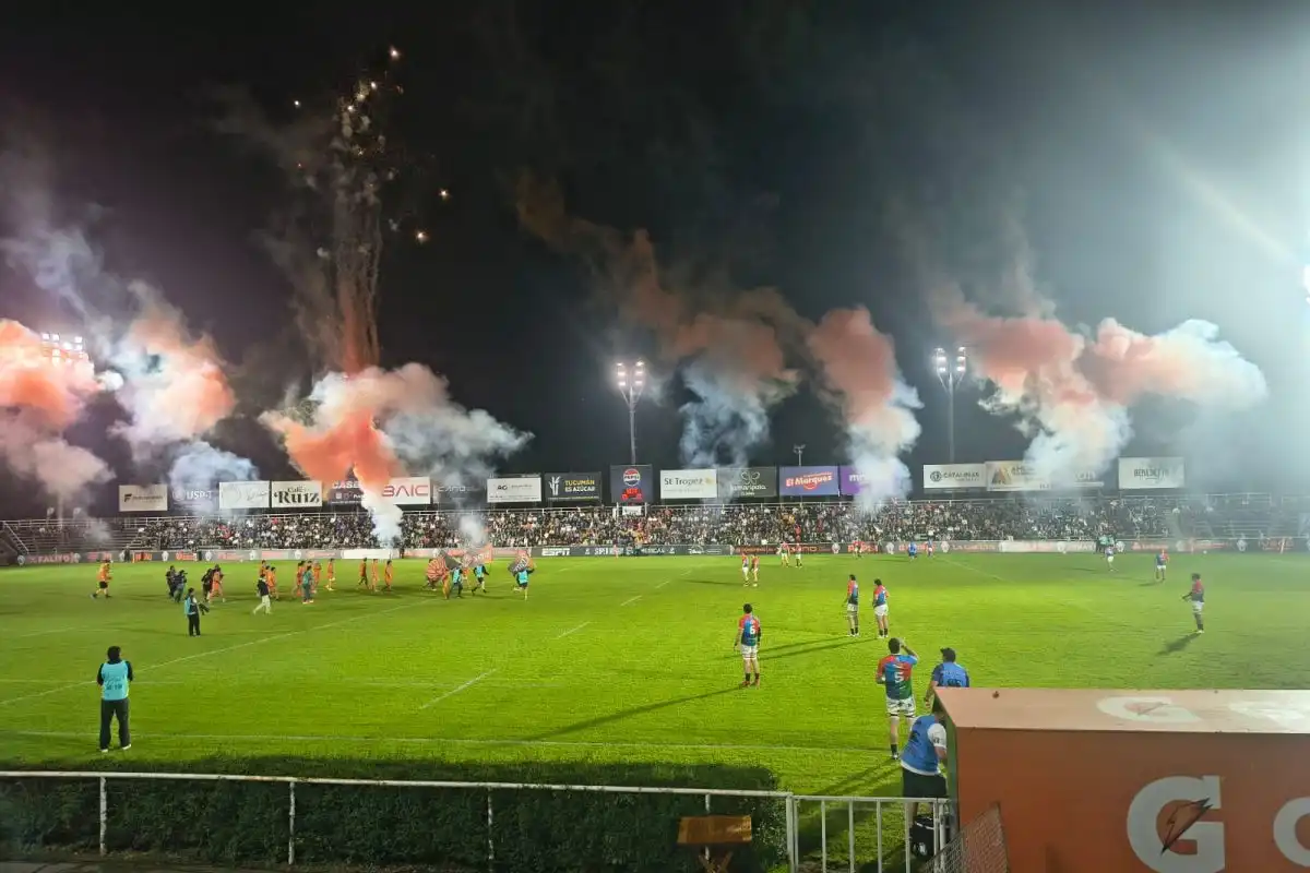 Con un homenaje al Indio Solari, Tarucas salió a la cancha