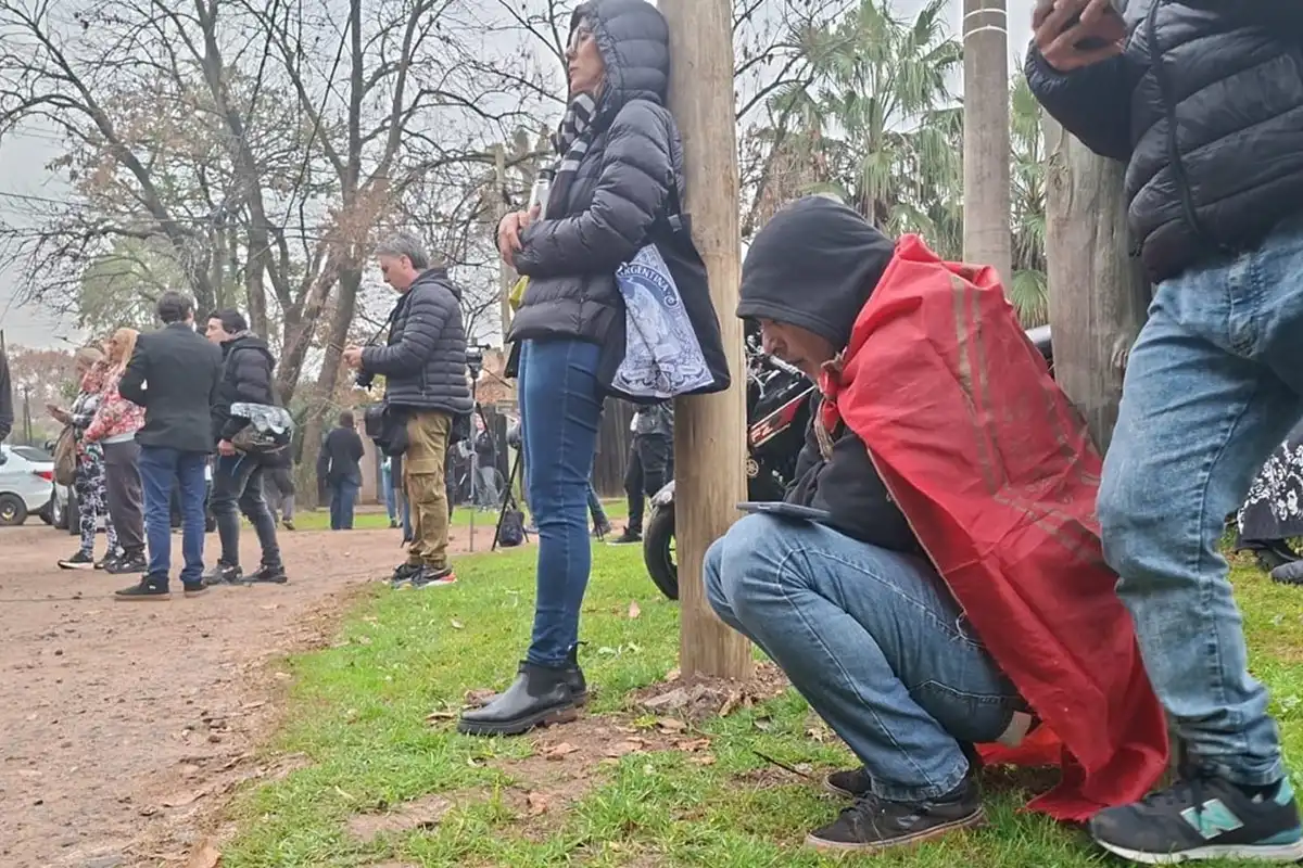 El dolor de los fanáticos del Indio Solari: comenzaron a reunirse en Parque Leloir para despedirlo