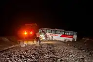 Rescate al límite: un colectivo quedó atrapado al borde de un precipicio de 15 metros en Nequén