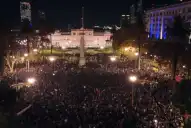 Entre lágrimas, canciones y banderas, miles de fanáticos despiden al Indio Solari en Plaza de Mayo