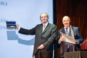 Maqueda recibió la Pluma de Honor y advirtió que los ataques a la libertad de expresión horadan la democracia