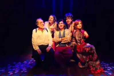 Teatro Alberdi: amar más allá del miedo, los prejuicios y el paso del tiempo