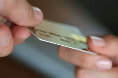 Las tarjetas de crédito, al límite por la suba de deudas familiares