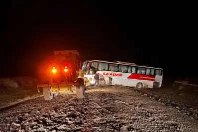 Rescate al límite: un colectivo quedó atrapado al borde de un precipicio de 15 metros en Nequén
