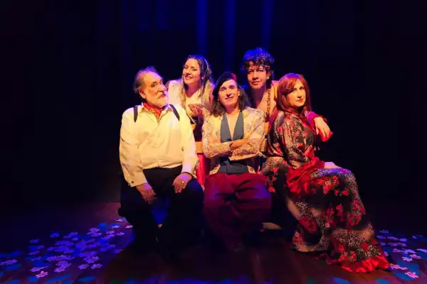 Teatro Alberdi: amar más allá del miedo, los prejuicios y el paso del tiempo
