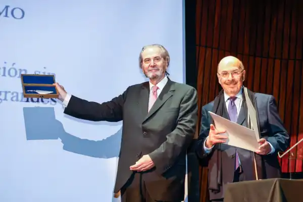 Maqueda recibió la Pluma de Honor y advirtió que los ataques a la libertad de expresión horadan la democracia