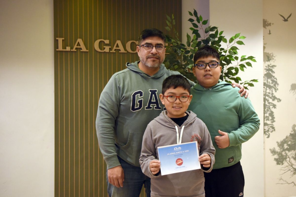 GANADOR. Juan Isasmendi junto a su familia.