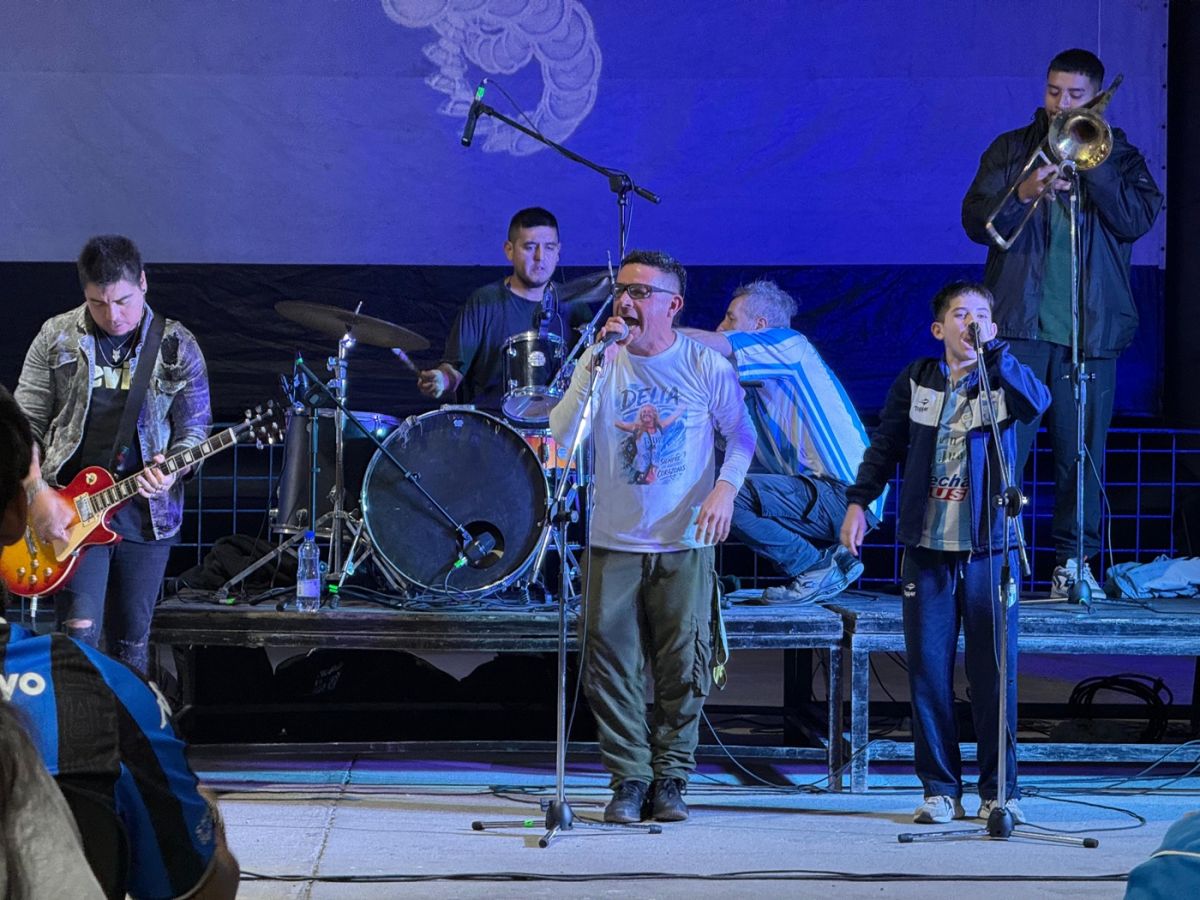 EMOTIVO MOMENTO. La banda DK-Stone interpretó Jijiji, una suerte de homenaje al ídolo de los Redondos de Ricota y un mimo a la nostalgia de los fanáticos de Atlético.