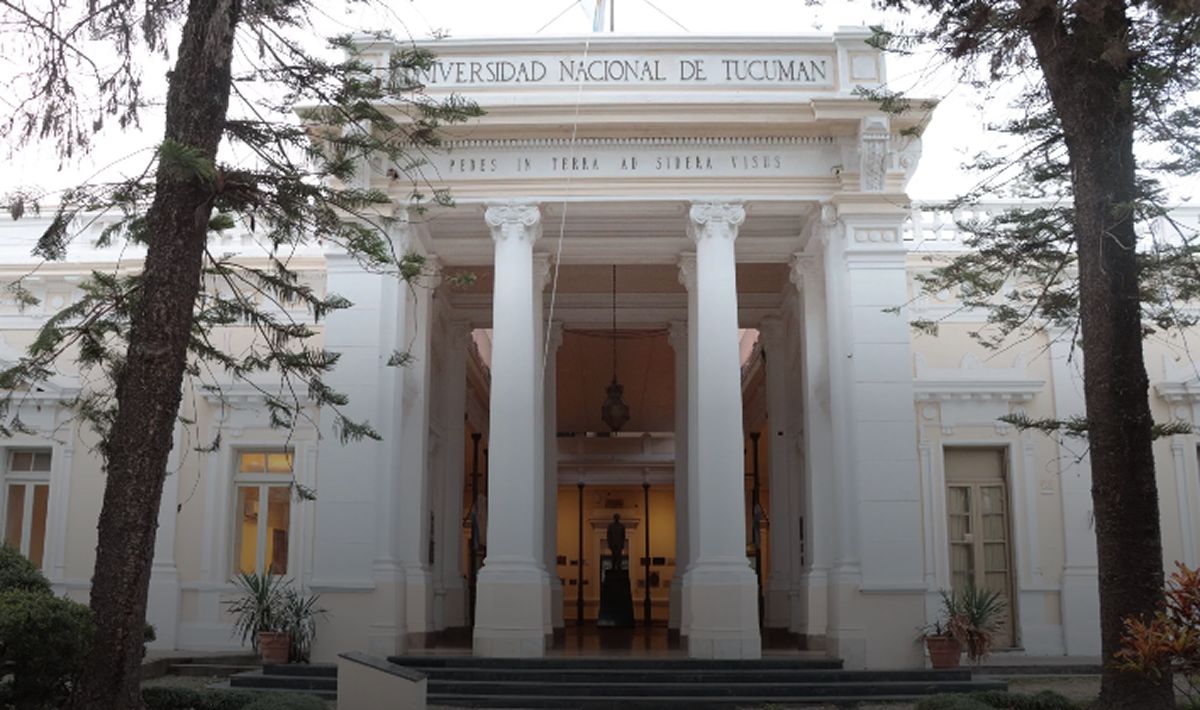 REZAGADA DEL RANKING. La UNT había logrado ingresar al ranking CWUR en 2021 con el puesto 1.976. Cuatro años después, la UBA sigue liderando entre las universidades argentinas y Tucumán permanece fuera del top 2000. / UNT