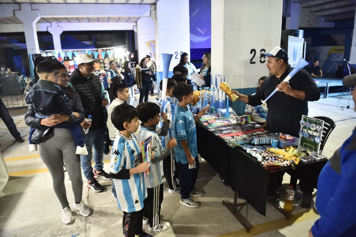 TODO CELESTE Y BLANCO. Camisetas y objetos de Atlético y la Selección coparon el hall del estadio.