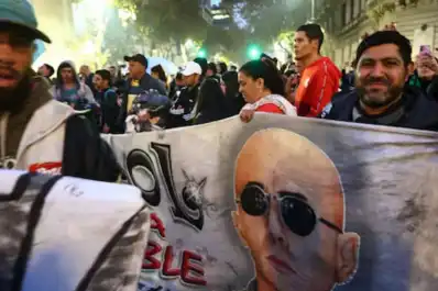 Miles de seguidores homenajearon al Indio Solari con un banderazo en el Obelisco  y hubo incidentes con la Policía