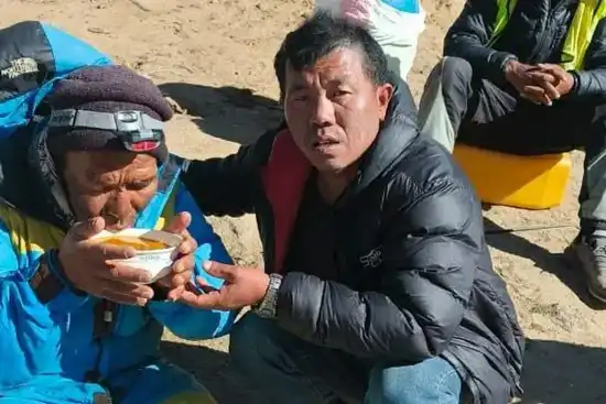 550x367_dawa-sherpa-izquierda-quien-se-temia-habia-fallecido-algun-rincon-montana-mas-alta-mundo-consiguio-ponerse-salvo-1140000-135537.webp