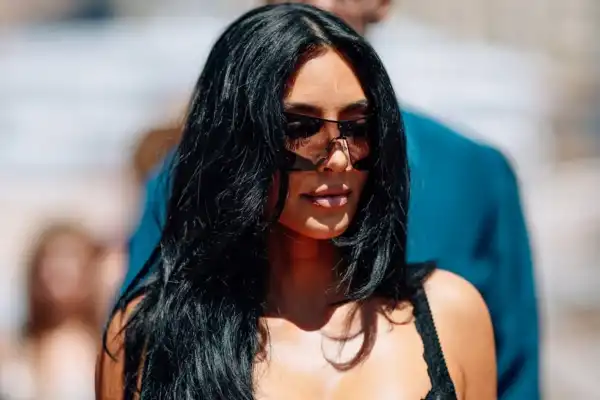 Kim Kardashian visitó el paddock de la Fórmula 1 y acaparó todas las miradas