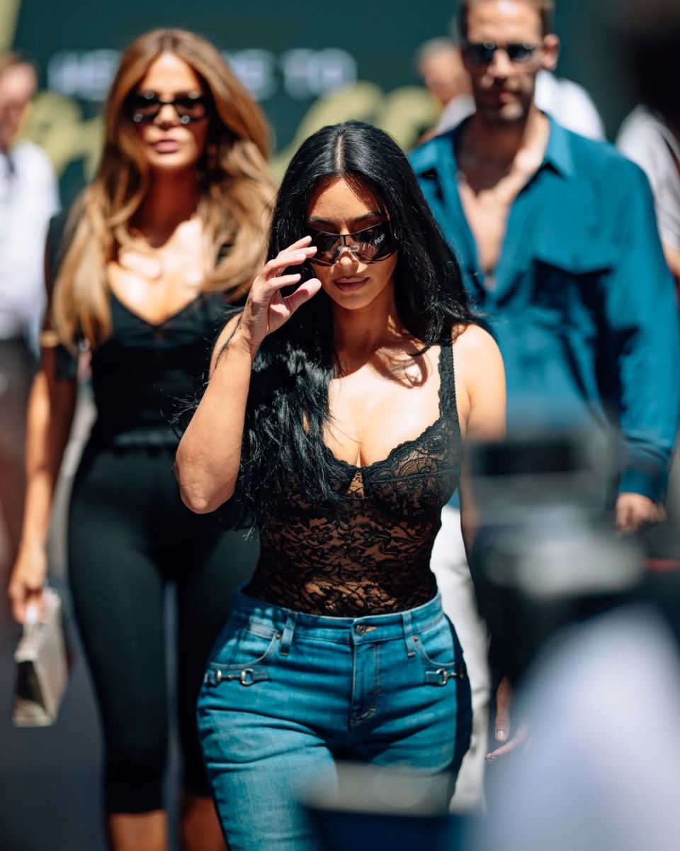 Kim Kardashian visitó el paddock de la Fórmula 1 y se llevó todas las miradas