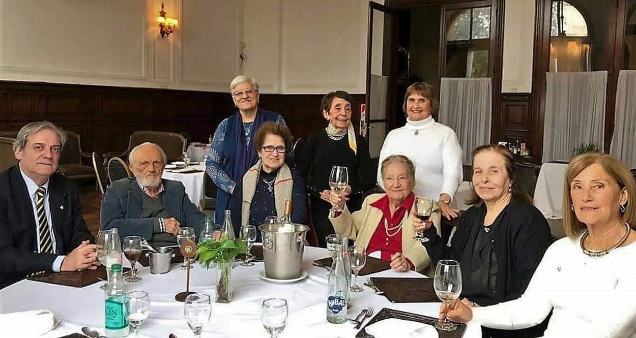 OTROS MIEMBROS. Sentados: Justino Posse, Alberto Nicolini, Marta Silva, Teresa Piossek Prebisch, Beatriz Robledo, Elena Perilli de Colombres Garmendia. De pie: Sara Amenta, Sara Peña de Bascary y Olga Paterlini.