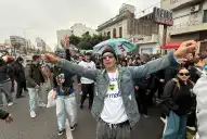 LA GACETA en el último adiós al Indio Solari: una peregrinación interminable marcada por las lágrimas, los cantos y la devoción