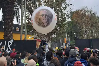 Velorio del Indio Solari: una multitud despide en Villa Domínico al líder de los Redonditos de Ricota