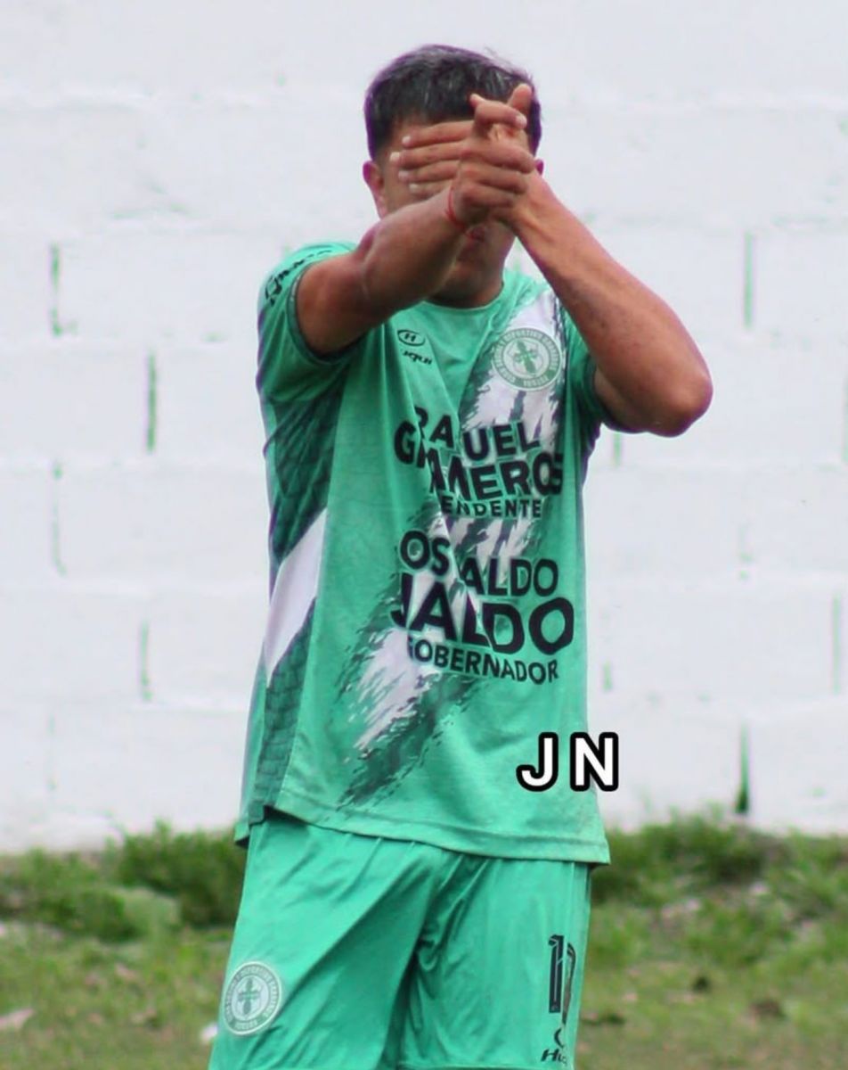 LA FIGURA DEL PARTIDO. Axel Epifanio convirtió el primer gol y asistió en el tercer tanto con un centro perfecto.