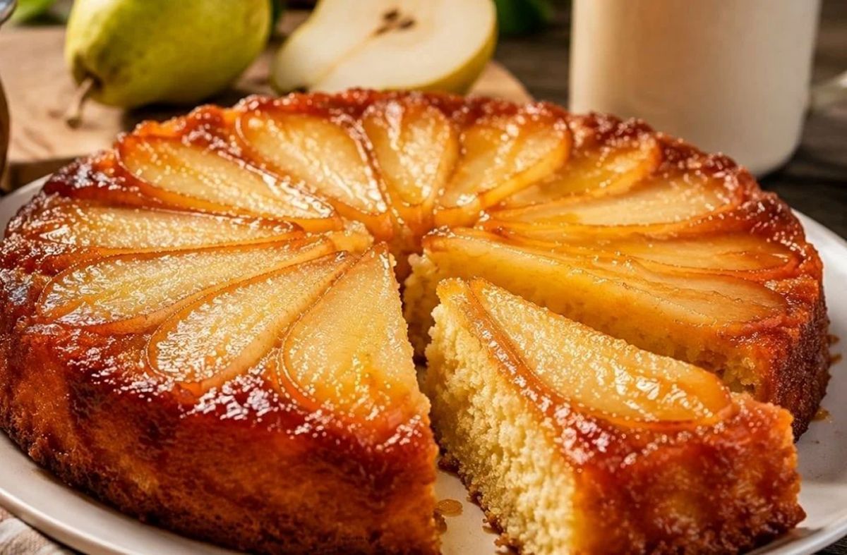Torta invertida de peras: la receta perfecta para los mates 