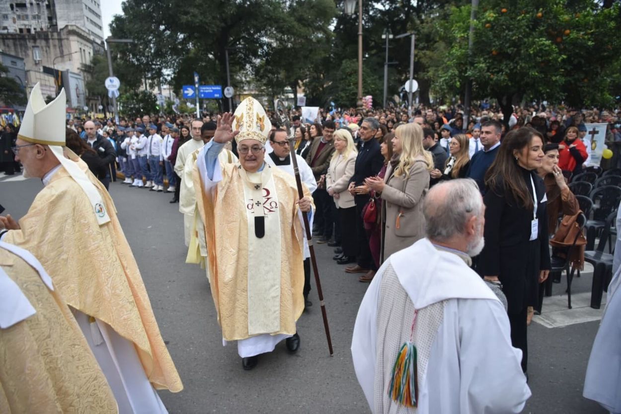 SALUDO. Monseñor Carlos Sánchez presidió la misa dominical.