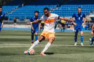 Países Bajos encontró alivio en el final frente a Uzbekistán