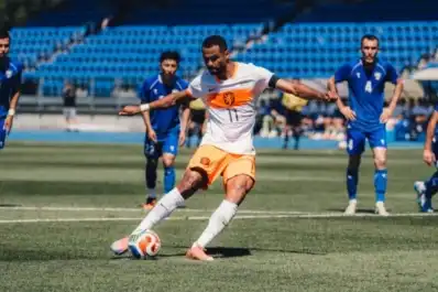 Países Bajos encontró alivio en el final frente a Uzbekistán
