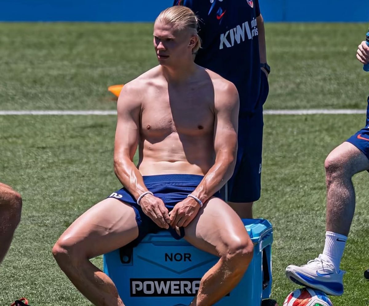 BUSCA RESPUESTAS. El goleador Erling Haaland, sentado sobre una hielera en medio de un entrenamiento.