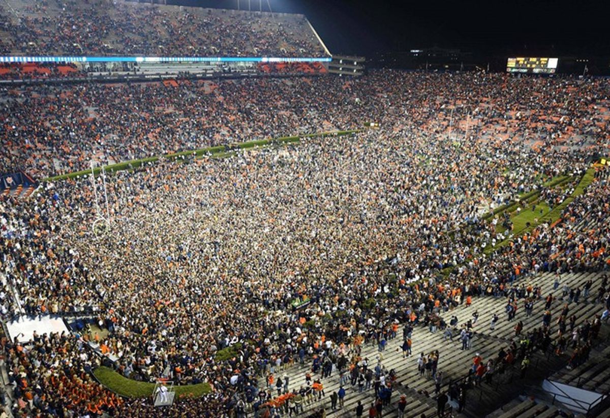 INVASIÓN HISTÓRICA. En 2017, más de 50.000 personas ingresaron al campo de juego del Jordan-Hare.