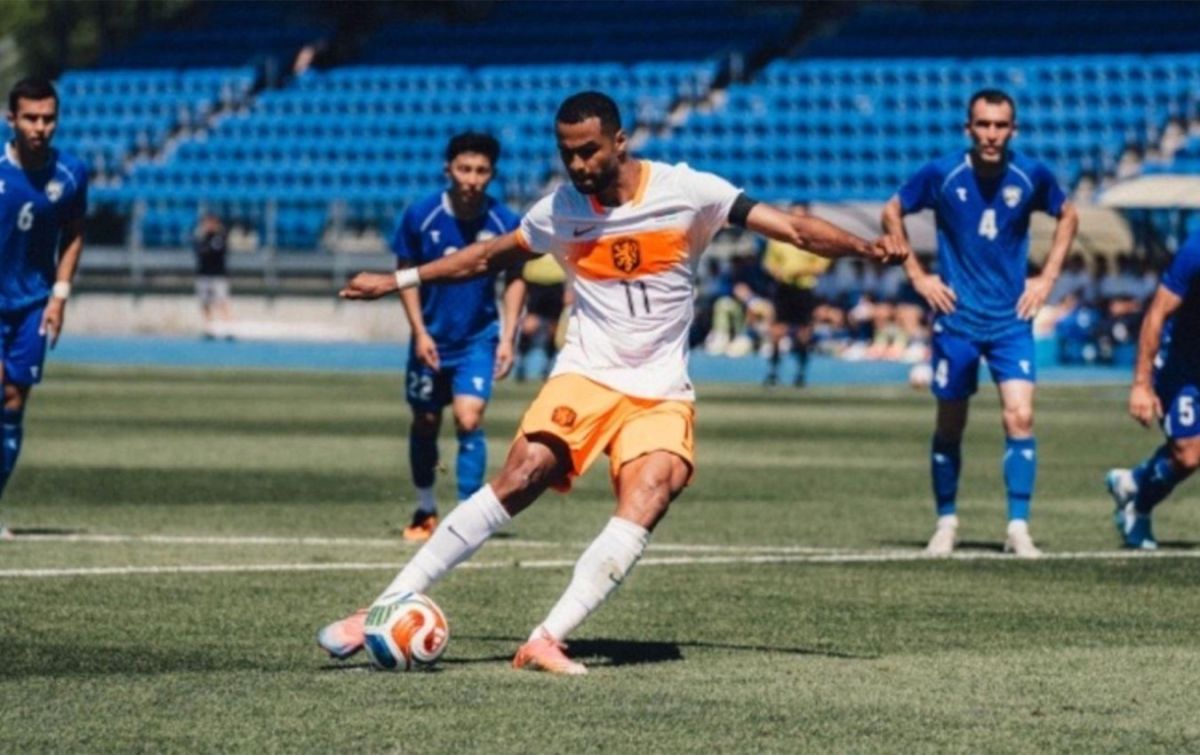 Países Bajos encontró alivio en el final frente a Uzbekistán