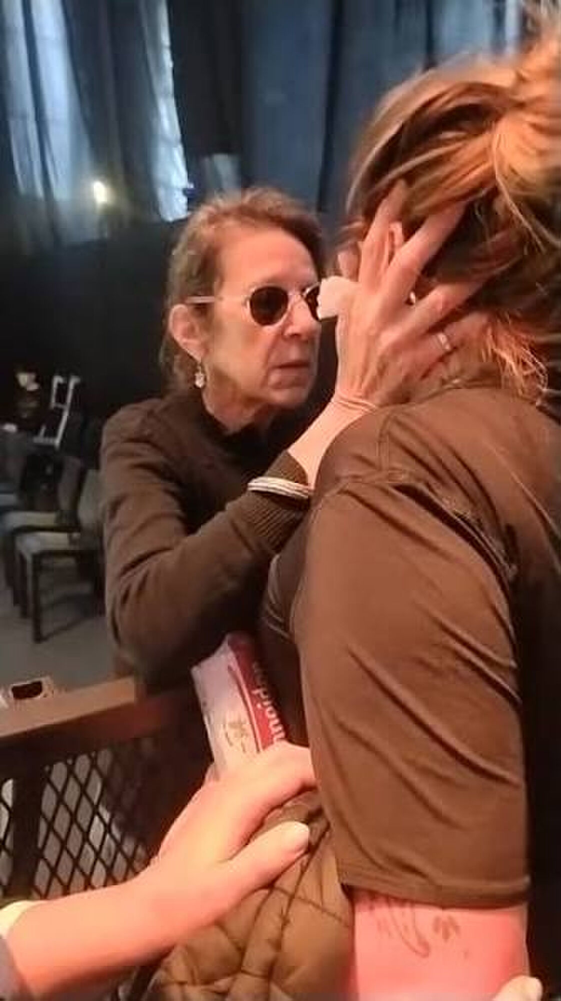 TIERNO GESTO. Viru, la viuda del músico, consuela a una joven fan.