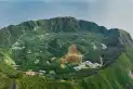 Cómo es vivir en el pueblo remoto donde sus 170 habitantes residen dentro de un volcán