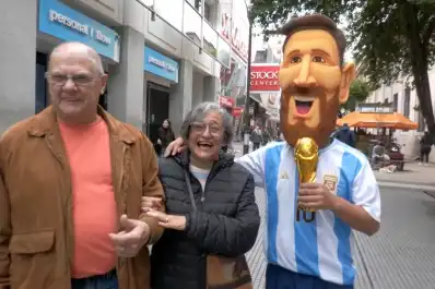 El Messi de Villa Carmela: la historia del hombre detrás de la máscara que camina las calles de Tucumán