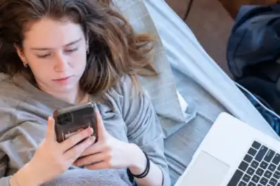 Adicción al celular y procrastinación: qué encontró un estudio en adolescentes