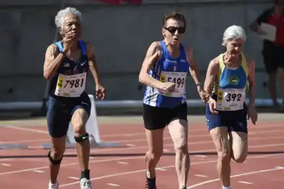 Por qué empezar a hacer deporte a los 70 años es más seguro que seguir sin moverse