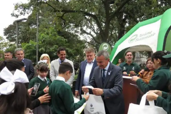 Se realizó una jornada de concientización ambiental en la plaza Independencia