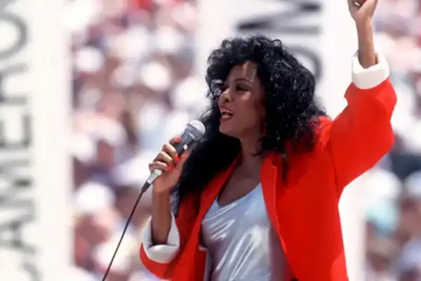 El penal que no entró, pero igual hizo historia: el inolvidable blooper de Diana Ross en la inauguración del Mundial de 1994