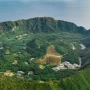 Cómo es vivir en el pueblo remoto donde sus 170 habitantes residen dentro de un volcán