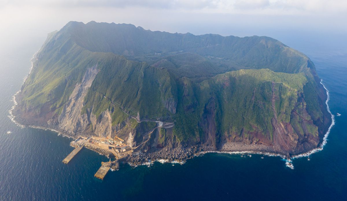 Aogashima se encuentra en medio del Pacífico y es una remota isla del archipíelago de Izu. 