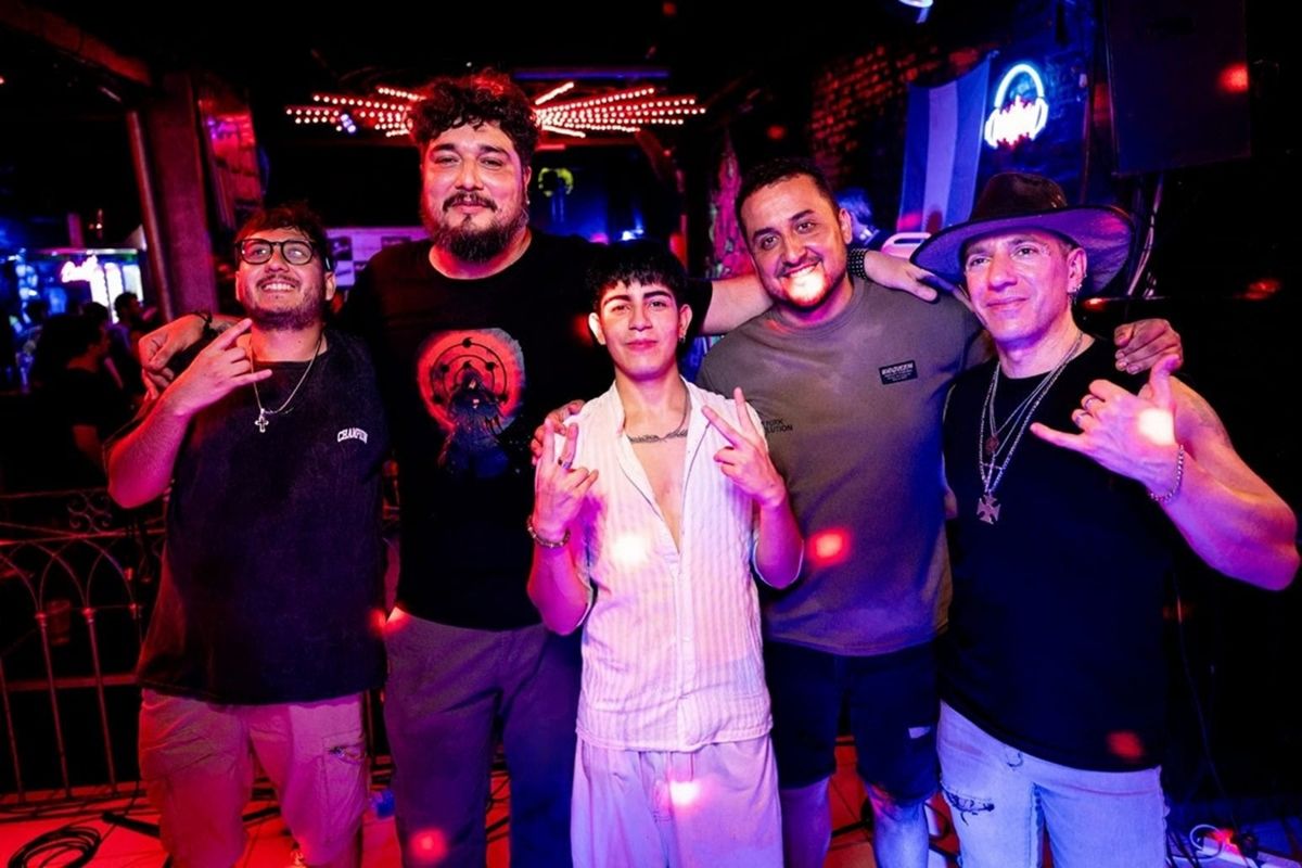 COVERS. Nacho Juárez tiene 23 años y toca el saxo en Suerte Vagabunda, banda tucumana tributo a Los Redondos.