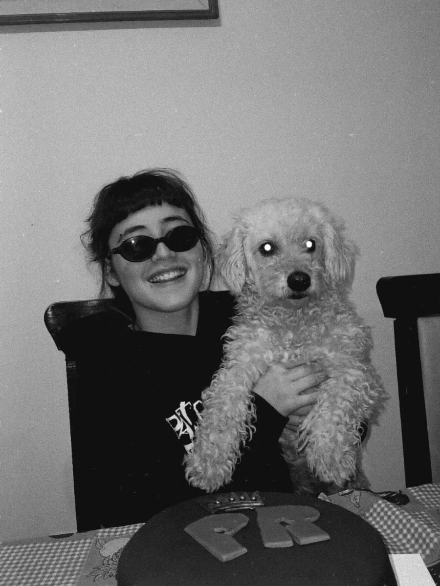 CUMPLEAÑOS TEMÁTICO. Ana Barrionuevo con su perro y la torta de Patricio Rey.
