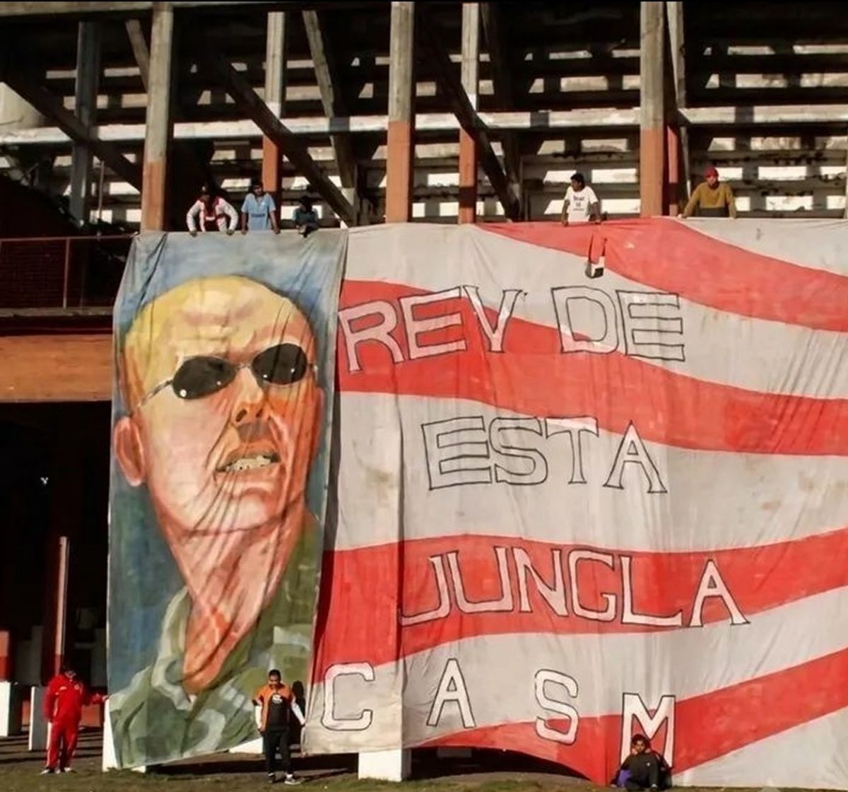 EL INDIO Y EL FÚTBOL. Una de las banderas que Emilio Muzevic lleva a la cancha de San Martín.