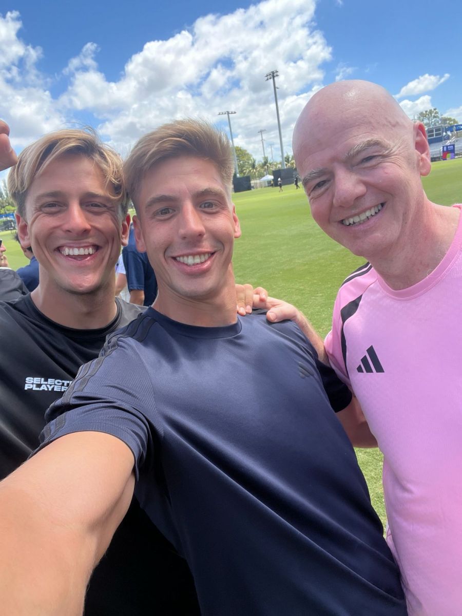 Gonzalo Ramírez junto a Gianni Infantino y Fernando Falcó Cattáneo, exjugador de El Porvenir.