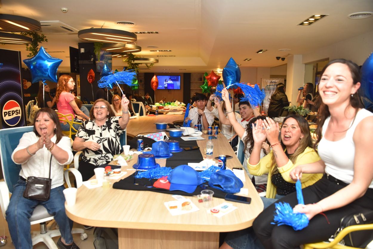 FIESTA. En la redacción las familias y docentes alientan a los alumnos.