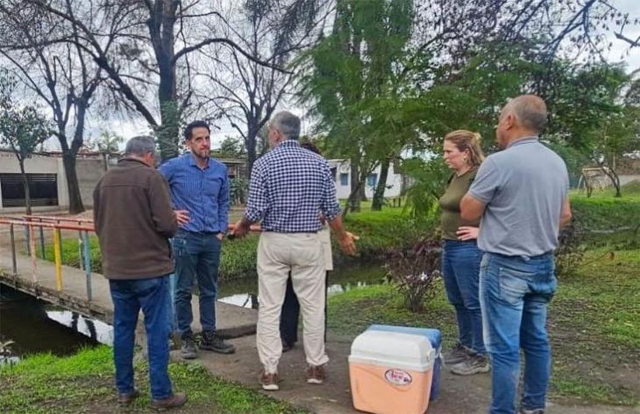 INSPECCIÓN. Funcionarios de Ambiente en el ingenio Bella Vista, durante el relevamiento del curso de agua.