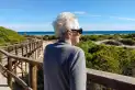 Por qué los médicos empiezan a recomendar viajes como intervención clínica para pacientes con Alzheimer