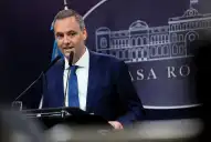 Manuel Adorni presentó declaraciones juradas rectificativas: Ahorramos en negro, como muchos argentinos