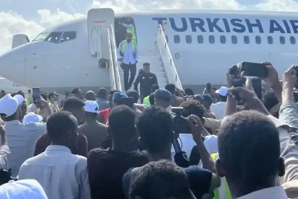 El árbitro del Mundial que fue deportado de EE.UU. regresó a Somalia como un héroe y dejó una promesa