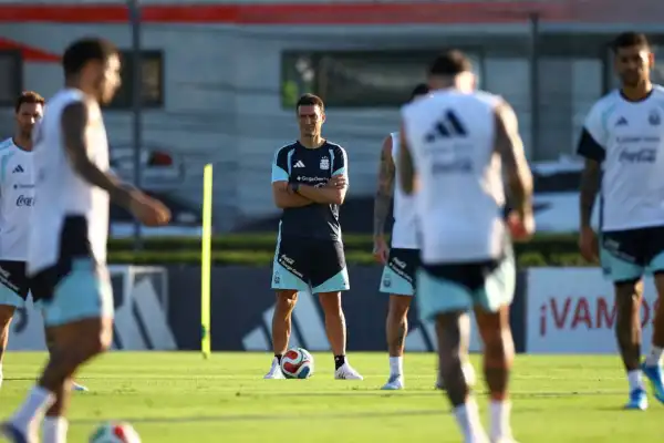 Quiénes son los tres jugadores que analiza Scaloni para reemplazar a Balerdi en la lista del Mundial